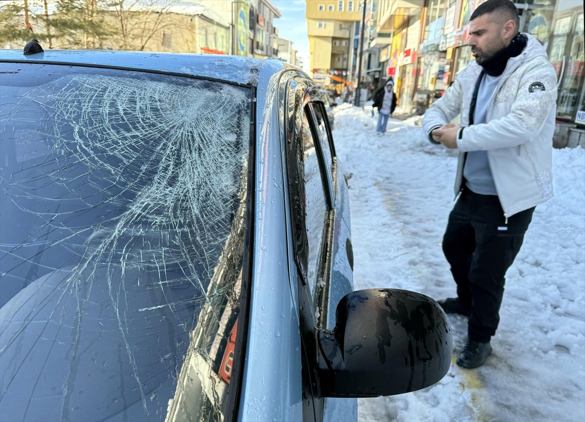 Ardahan\'da Çatıdan Düşen Kar Kütlesi Otomobile Hasar Verdi