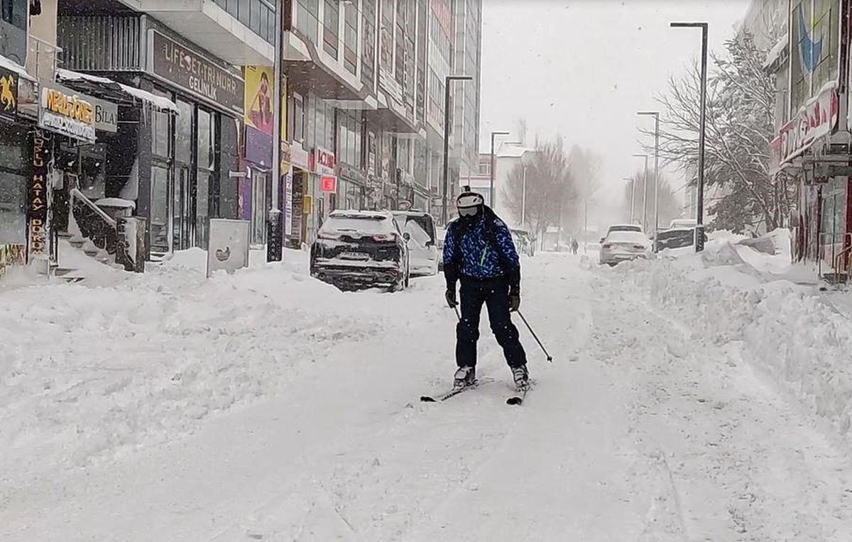 Yoğun kar yağışı Ardahanlılara zorluk yaşattı, kayak keyfi caddede yaşandı