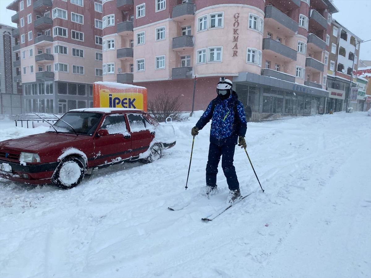 Ardahan\'da Yoğun Kar ve Tipi Hayatı Zorlaştırdı