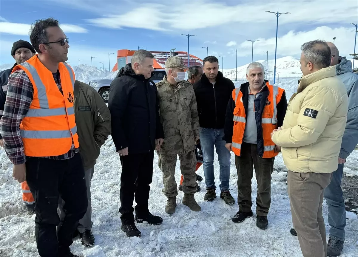 Ardahan Valisi Hayrettin Çiçek, Karla Mücadele Çalışmalarını Denetledi