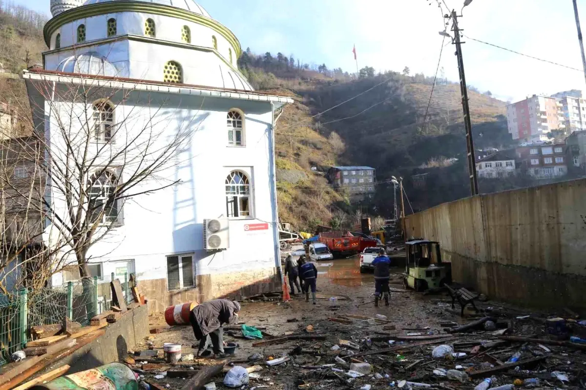 Artvin Borçka\'da Sel ve Su Baskınlarında Camide Mahsur Kalan Cemaat Panik Yaşadı