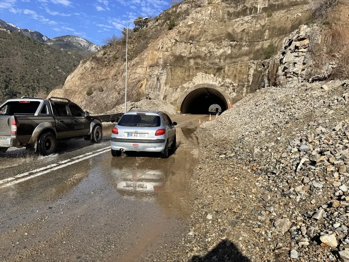 Artvin-Hopa ve Borçka-Murgul kara yolları heyelan nedeniyle kapanmıştı, kontrollü ulaşıma açıldı