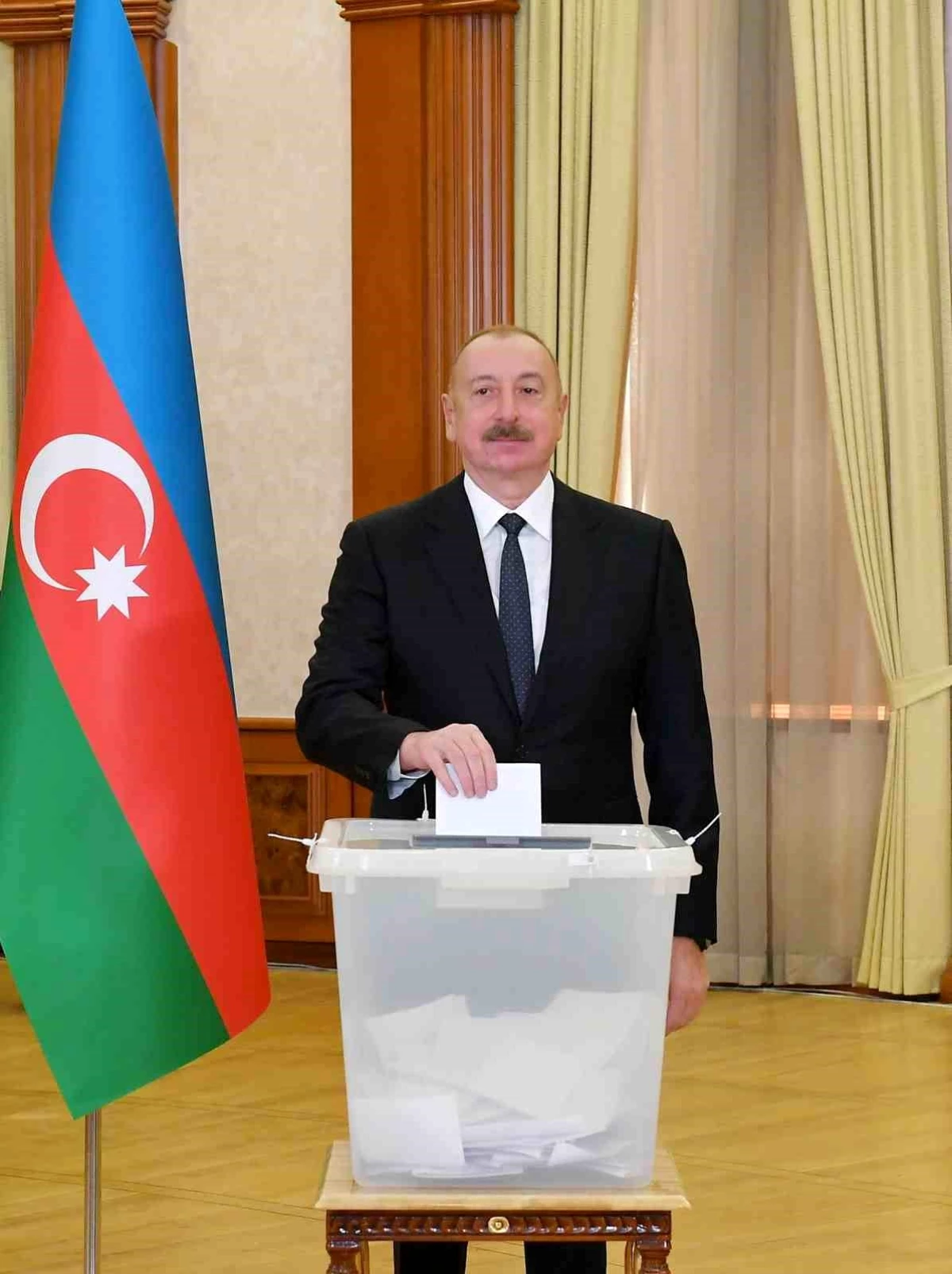 Azerbaycan Cumhurbaşkanı İlham Aliyev, ailesiyle birlikte Hankendi\'de oy kullandı