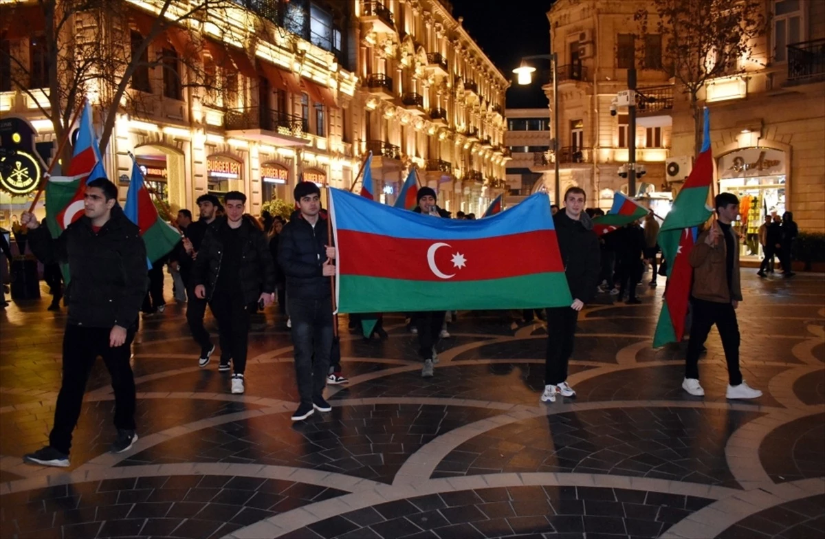 Azerbaycan\'da Cumhurbaşkanı İlham Aliyev\'in zaferi kutlanıyor