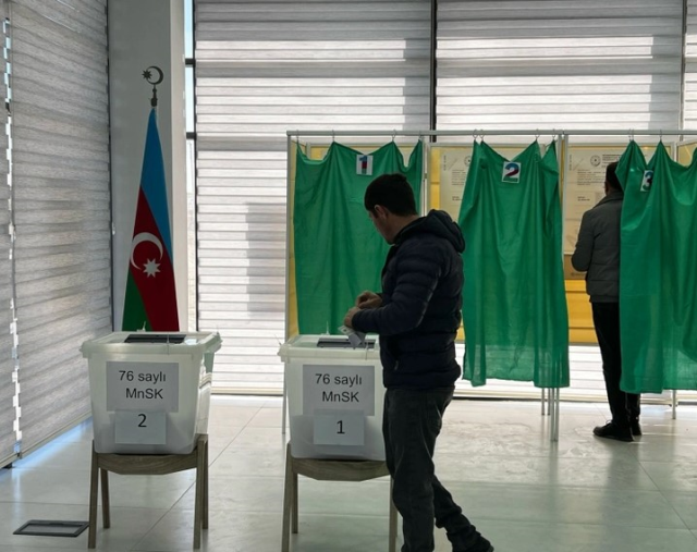 Azerbaycan'da erken Cumhurbaşkanı seçimi için oy kullanma işlemi başladı
