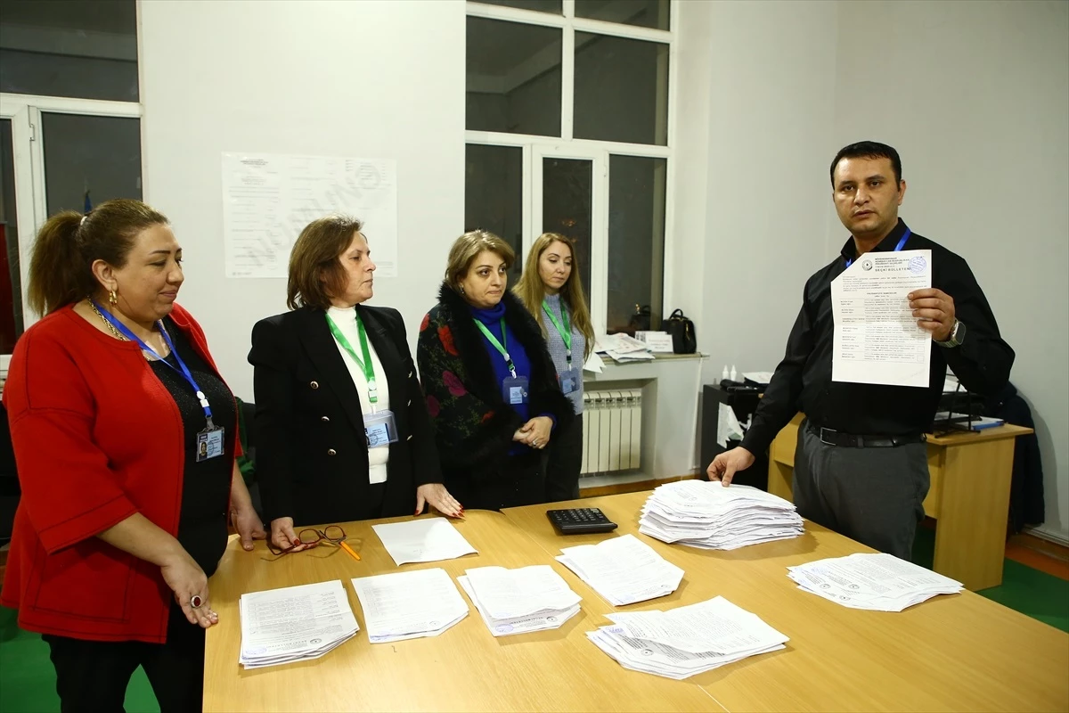 Azerbaycan\'da erken cumhurbaşkanı seçimi tamamlandı