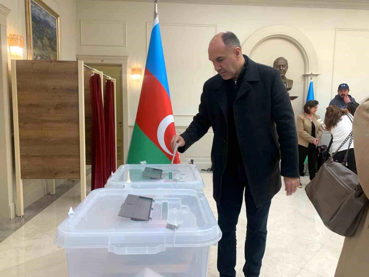 Ankara\'da yaşayan Azerbaycanlılar, ülkelerindeki cumhurbaşkanlığı seçimi için oy kullanıyor