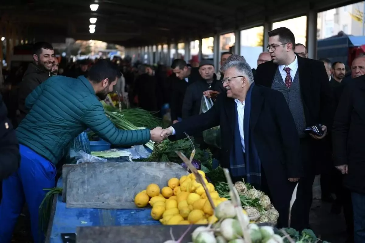 Başkan Büyükkılıç, Esenyurt Mahallesi\'ndeki Semt Pazarını Ziyaret Etti