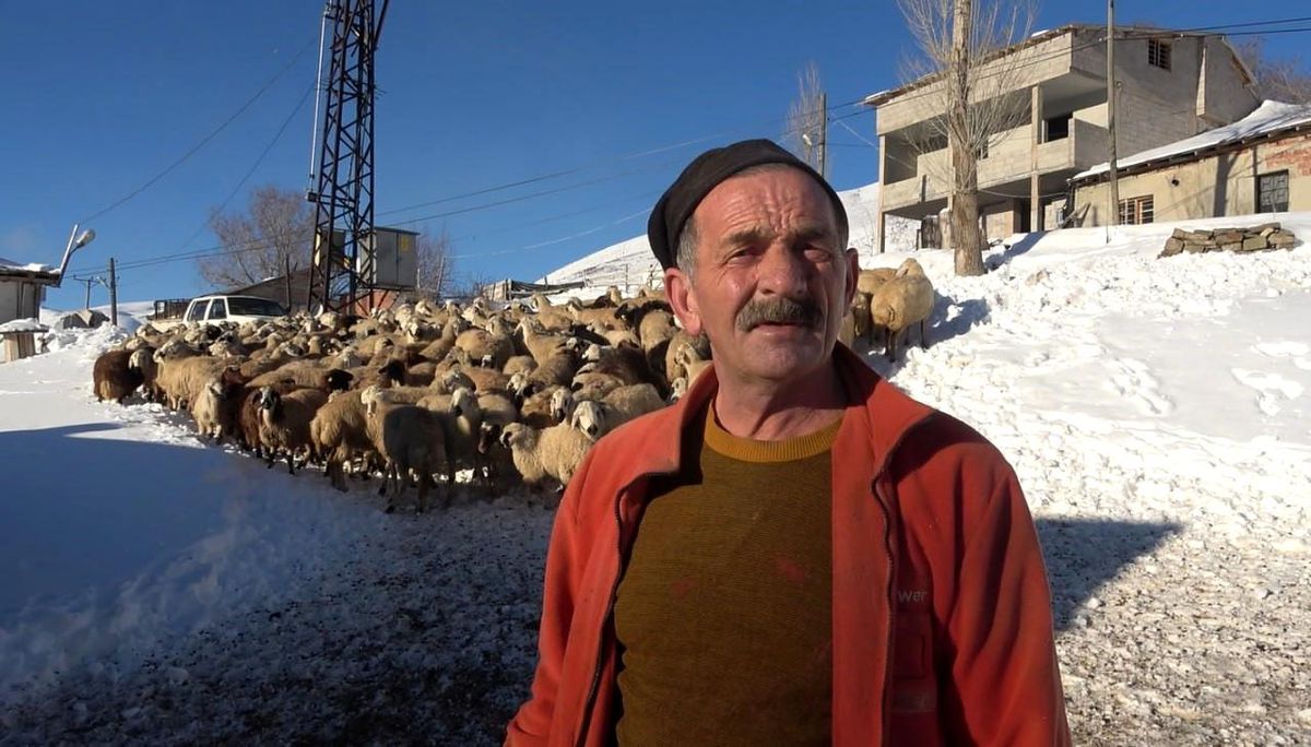 Bayburt\'ta Zorlu Kış Şartlarında Hayvancılık Yapan Vatandaş