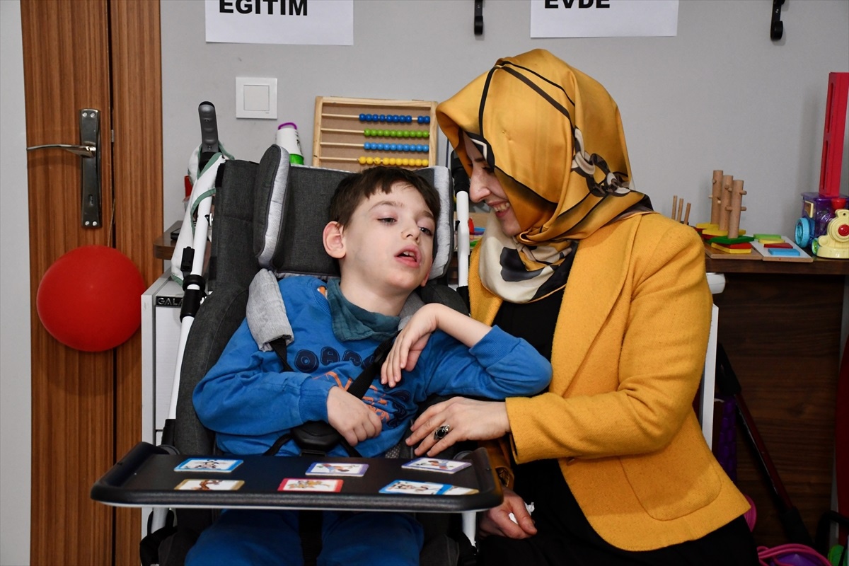 Serabral Palsi ve West Sendromu Hastası Çocuk, Evde Eğitimle Gelişiyor