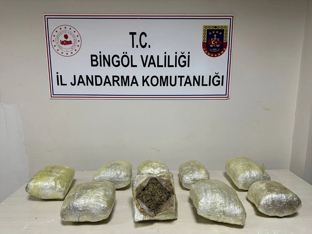 Bingöl\'de Kamyonetin Kasasında 4 Kilo 360 Gram Esrar Ele Geçirildi