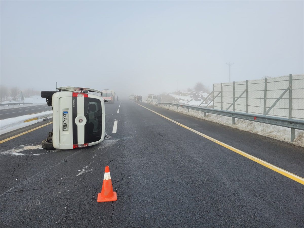 Bingöl\'de Minibüs ile Hafif Ticari Araç Çarpıştı: 7 Yaralı