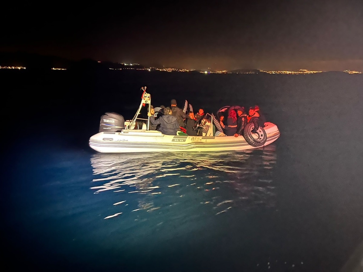 Muğla\'nın Bodrum ilçesi açıklarında 17 düzensiz göçmen yakalandı