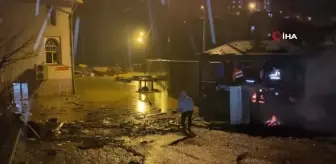 Borçka'da sel nedeniyle 4 bina tahliye edildi, 10 araç zarar gördü