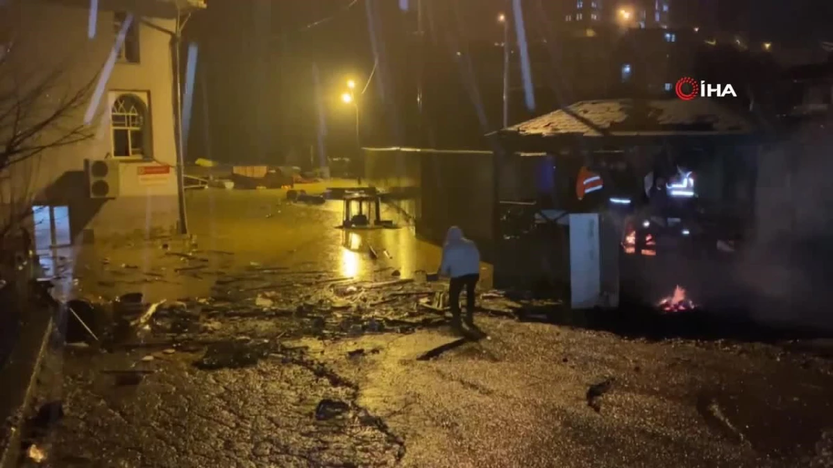 Borçka\'da sel nedeniyle 4 bina tahliye edildi, 10 araç zarar gördü