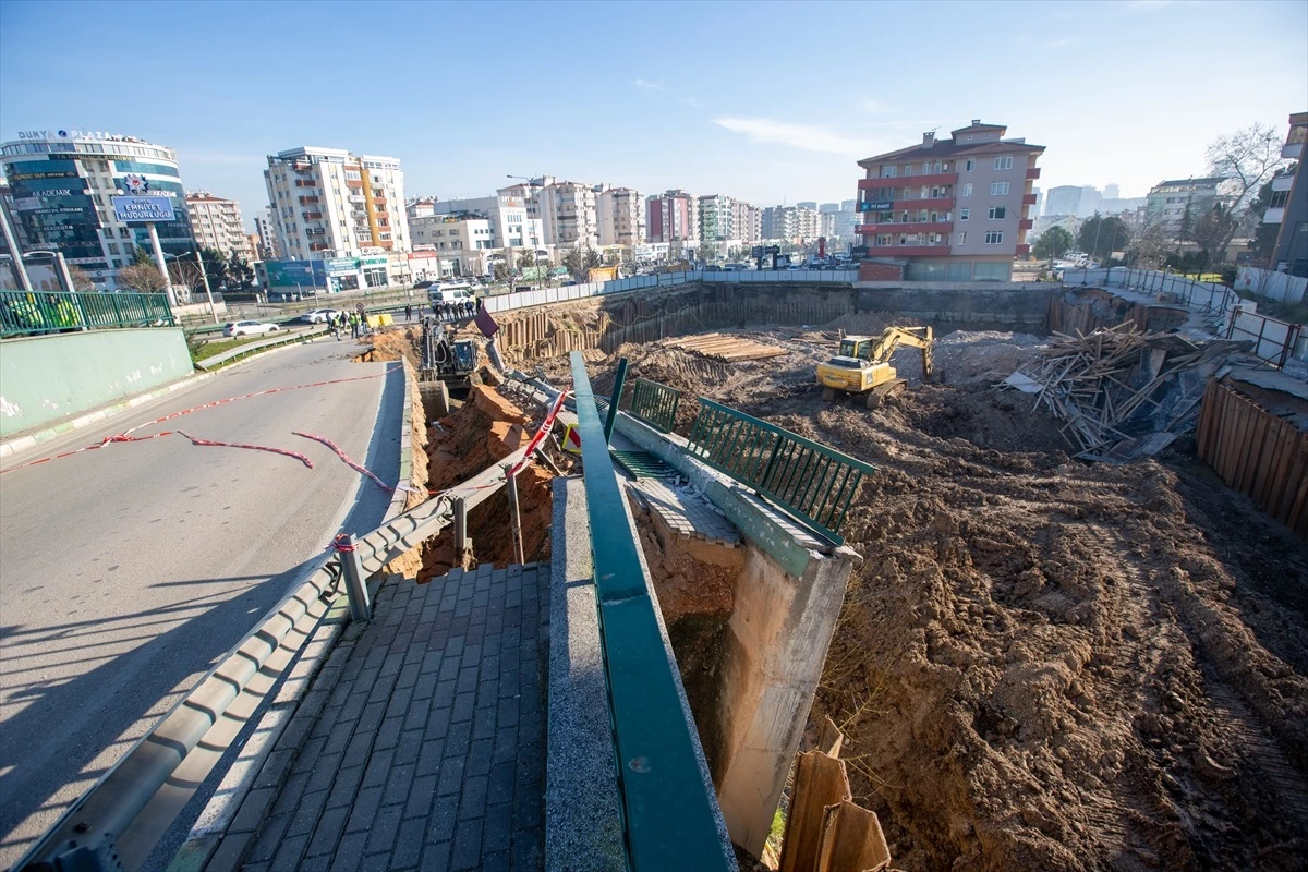 Bursa\'da inşaat temel kazısı nedeniyle çöken yolun trafiğe açılması için çalışma başlatıldı