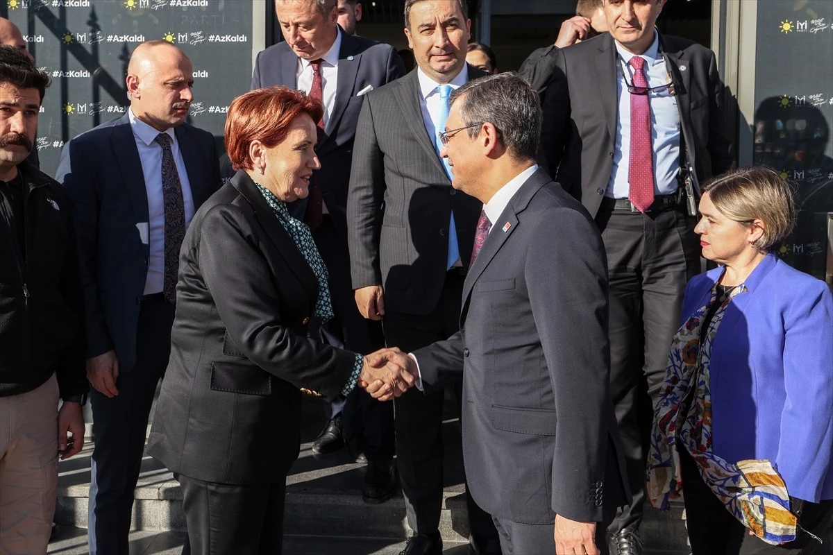 CHP Genel Başkanı Özgür Özel, İYİ Parti Genel Başkanı Meral Akşener\'e taziye ziyaretinde bulundu
