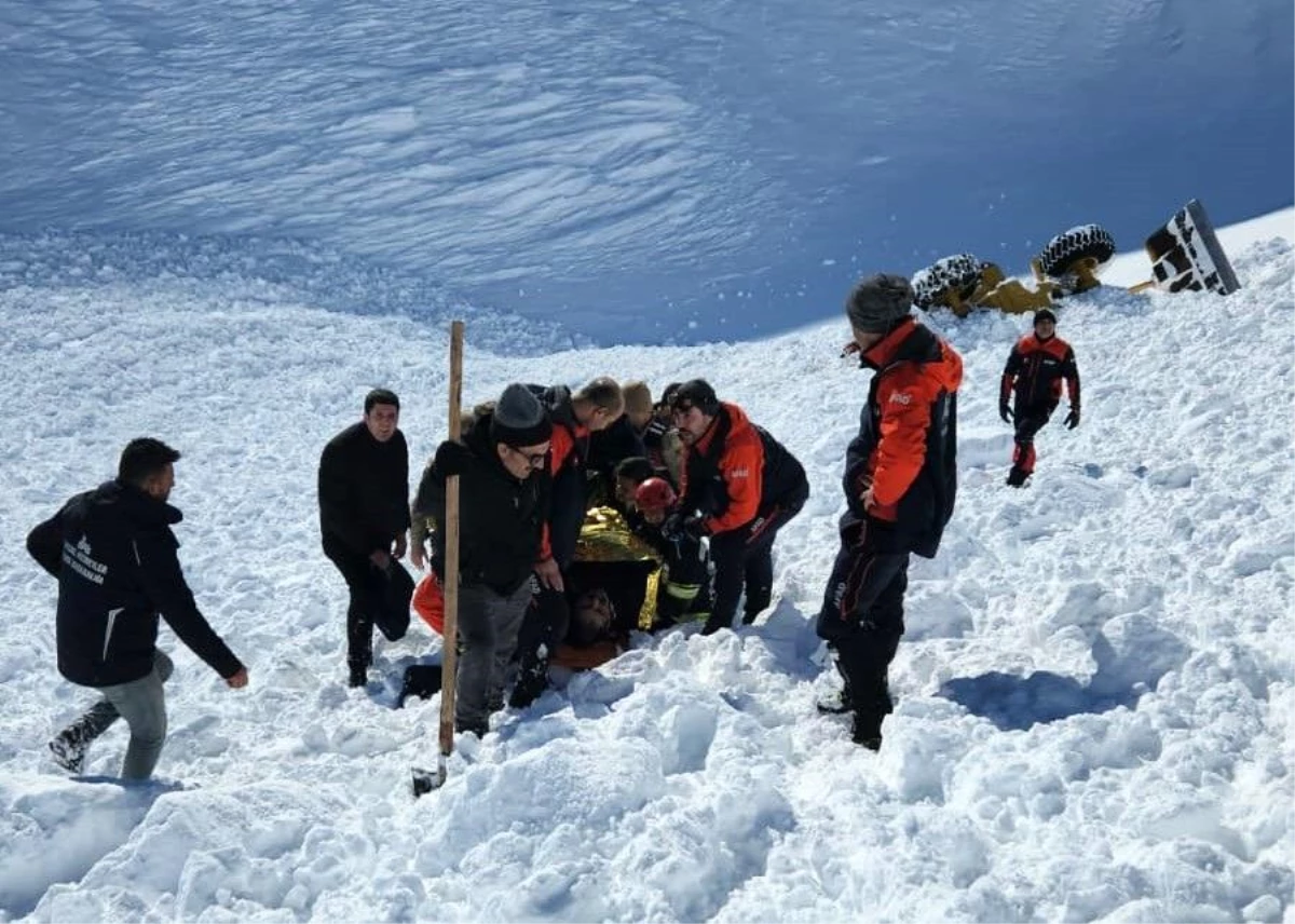 Erzurum\'da çığ altında kalan iş makinesi operatörü kurtarıldı