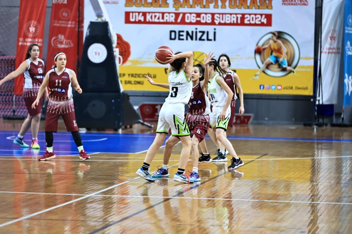 Denizli\'de düzenlenen Basketbol U14 Kızlar Bölge Şampiyonası\'nda sporcular deprem anısına pankart açtı