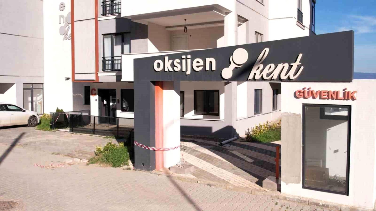Bursa\'da inşaat çalışması sitenin bloğunu yerinden oynattı