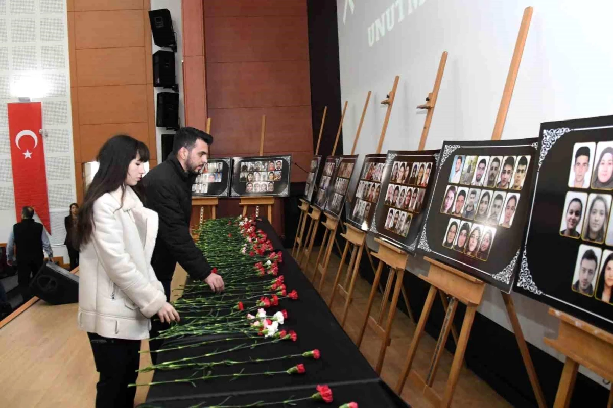 6 Şubat 2023 depremlerinde hayatını kaybeden Adıyaman Üniversitesi personel ve öğrencileri için karanfil bırakma töreni düzenlendi