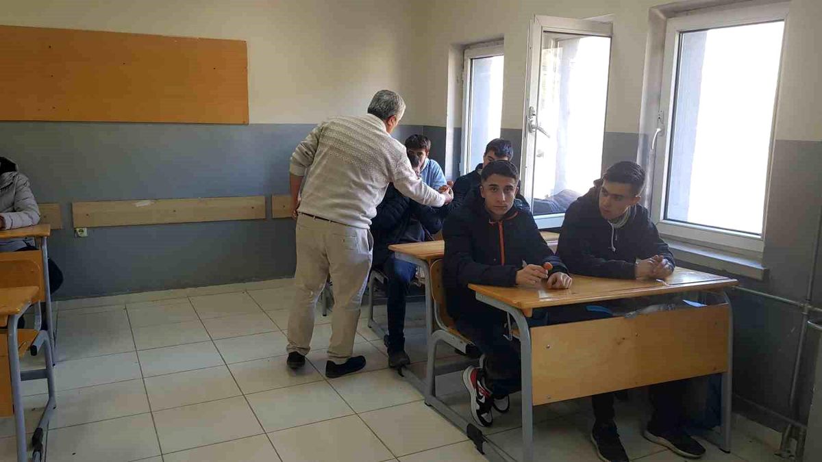 Depremde ölümden dönen öğretmen, hayatını kaybeden öğrencilerini unutamıyor