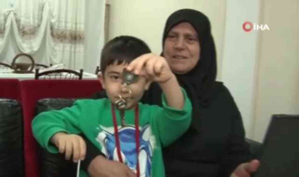 Depremzede kadın, yapımı biten evin anahtarını Erdoğan ve Bahçeli'nin elinden aldı Depremzede kadın, yapımı biten evin anahtarını Erdoğan ve Bahçeli'nin elinden aldı