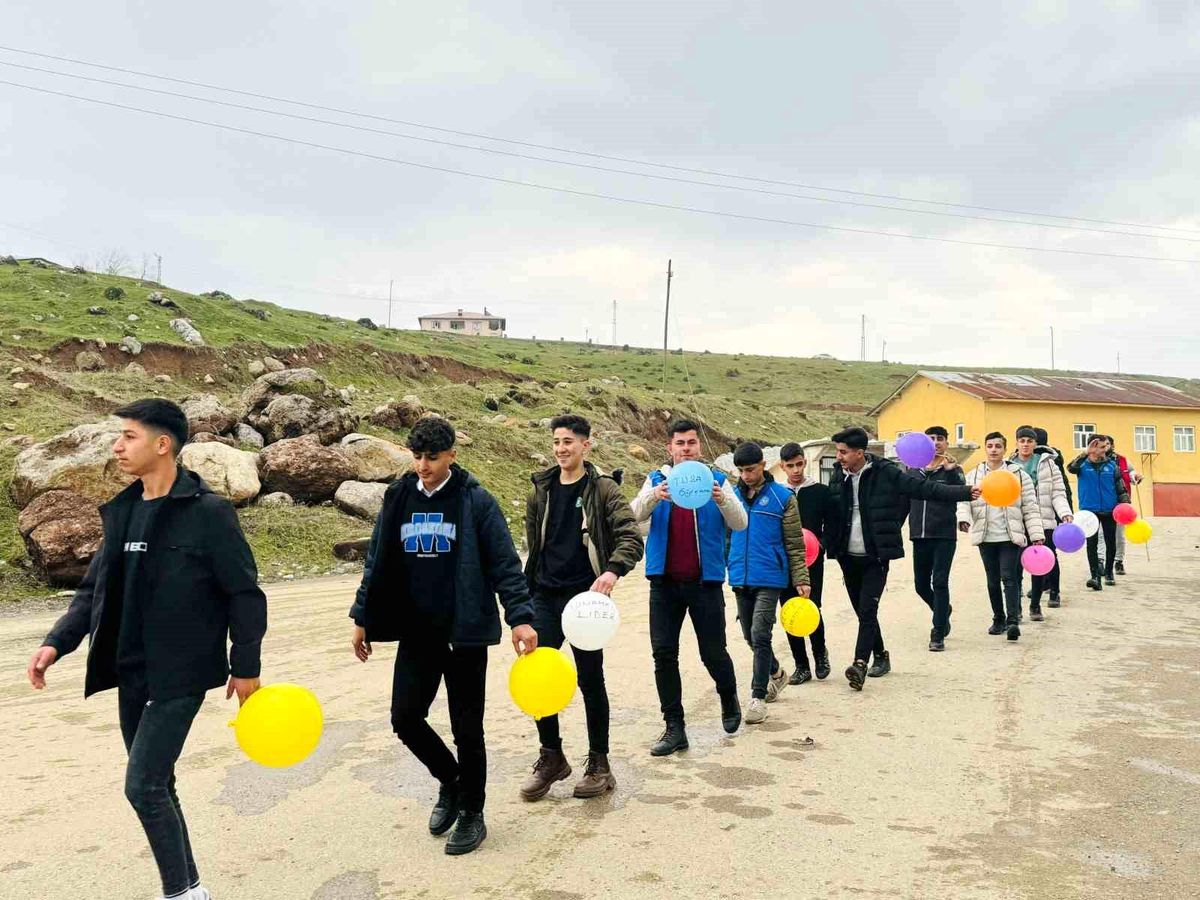 Hakkari\'de gençler, Kahramanmaraş depreminde hayatını kaybedenleri anma etkinliği düzenledi