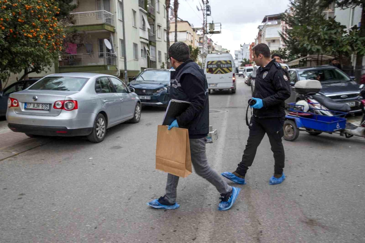Antalya\'da Genç Bir Kişinin Evinde Ölü Bulunması