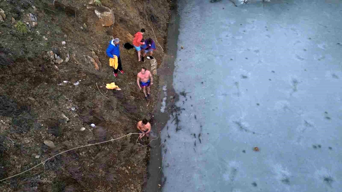 Bursalı Dağcı, Uludağ\'ın Buz Tutmuş Göllerinde Yüzme Geleneğini Sürdürdü