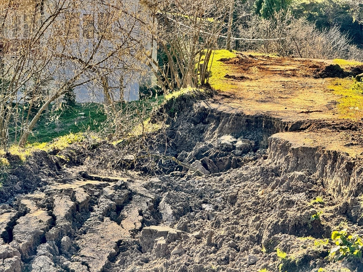 Düzce\'de Toprak Kayması Sonucu 5 Ev Boşaltıldı
