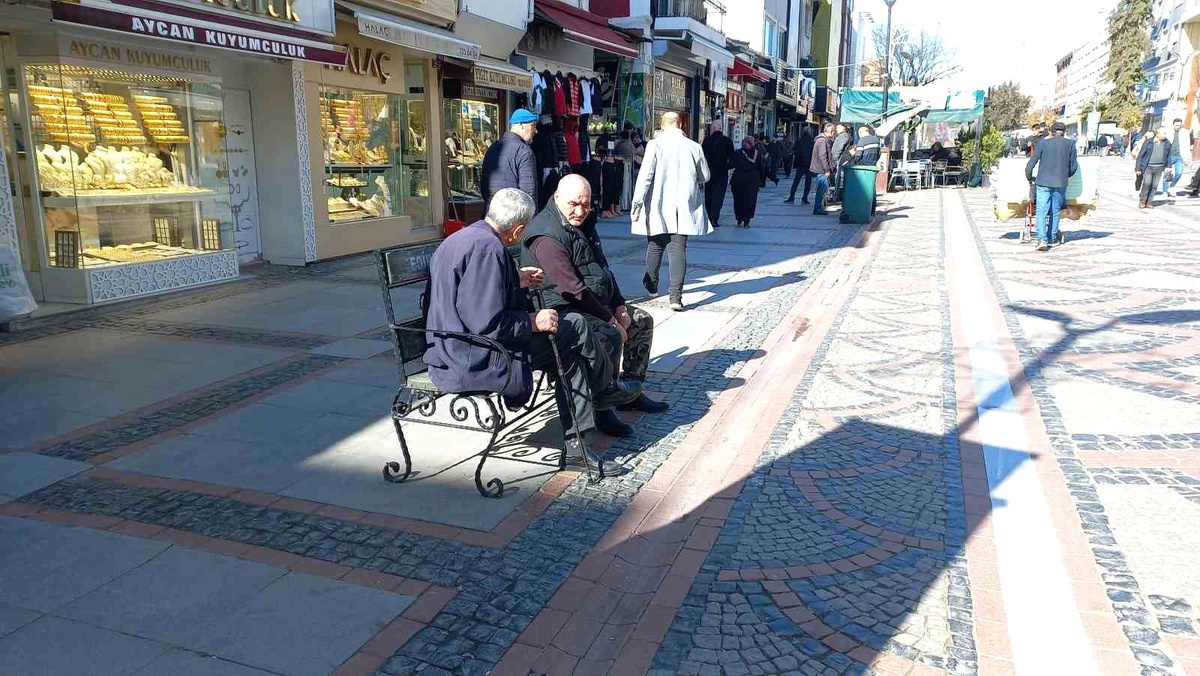 Edirne\'de Olumsuz Hava Şartları Son Buldu, Vatandaşlar Güneşli Havayı Değerlendirdi