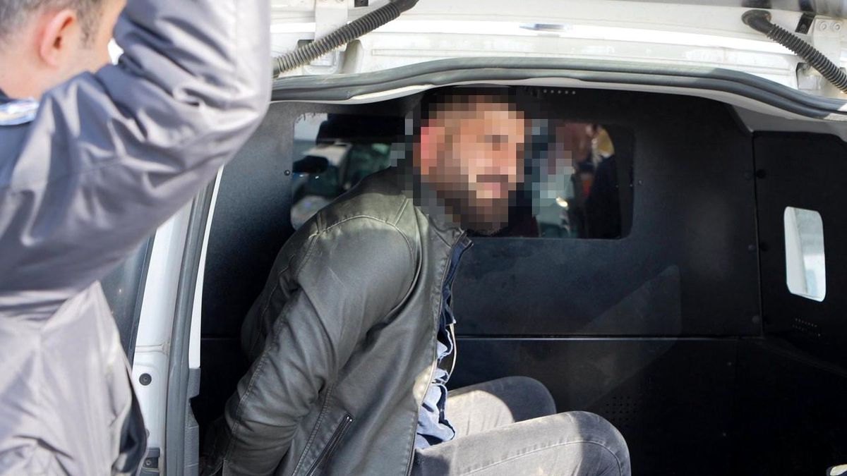 Edirne\'de Kaçan Otomobil Sürücüsü Polis Ekip Otosuna Çarptı: 2 Polis Yaralandı