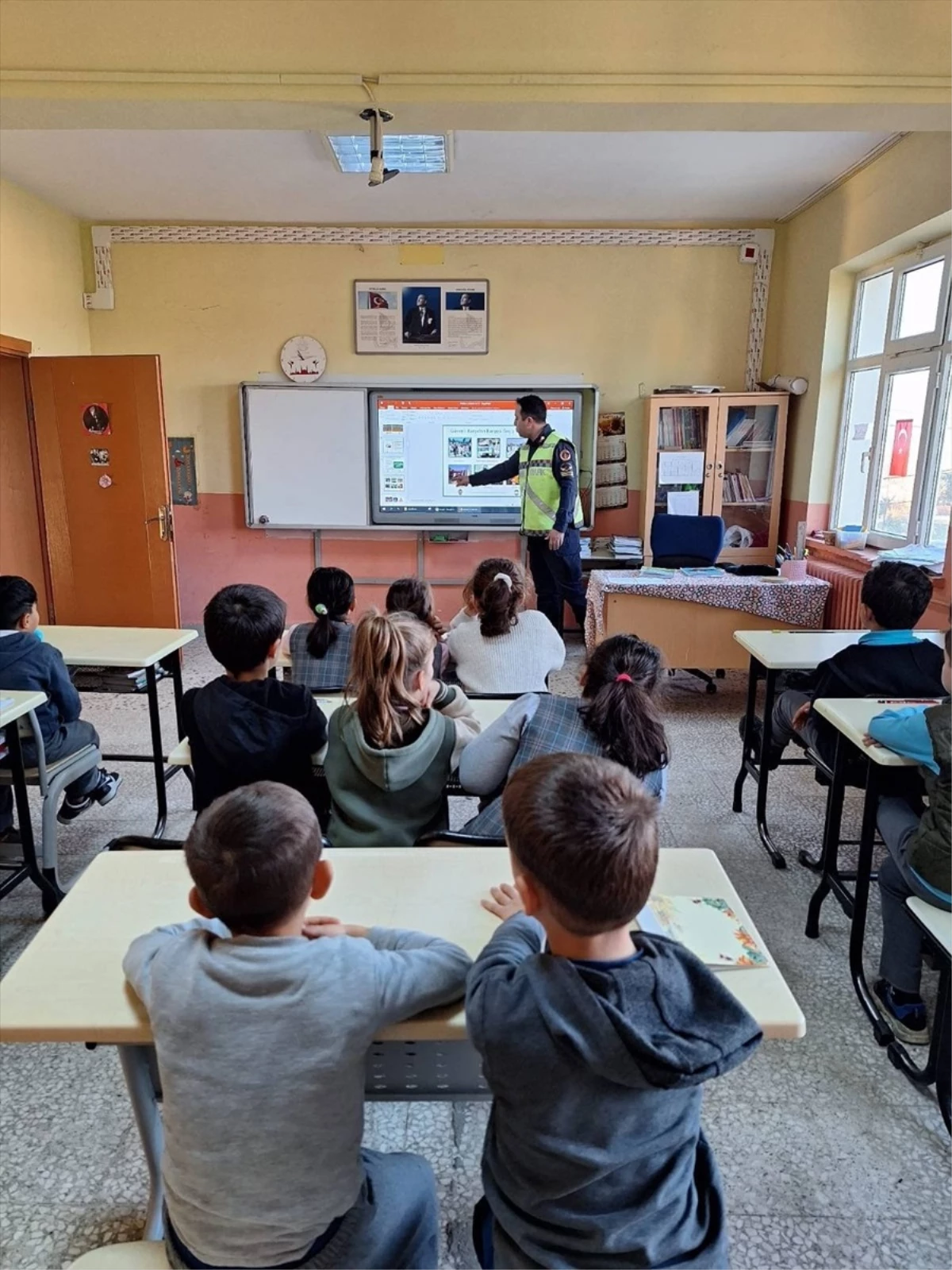 Edirne\'de Jandarma Ekipleri Öğrencilere Trafik Kuralları Eğitimi Verdi