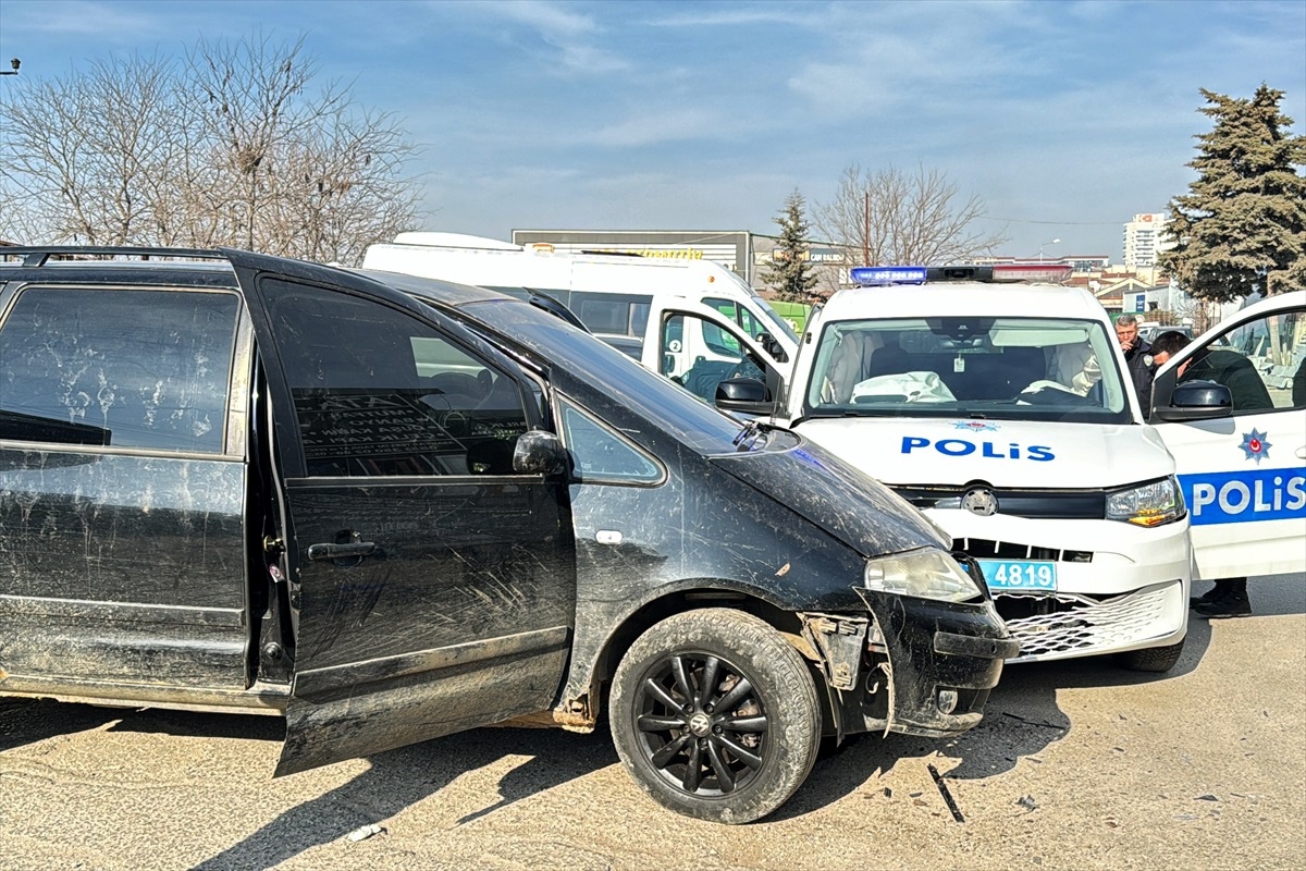 Edirne\'de Kaçan Sürücü Polis Otosuna Çarptı: 2 Polis Yaralandı