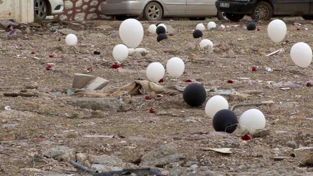 Depremin derinden yaraladığı Adıyaman\'da enkazlara balon ve karanfil bırakıldı