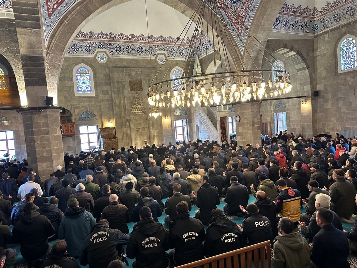Erzurum\'da depremde hayatını kaybeden polisler dualarla anıldı