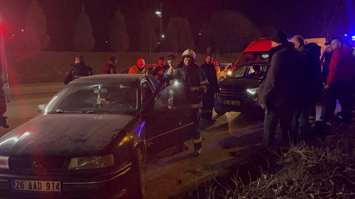 Eskişehir\'de zincirleme kaza: 2 otomobil ve 2 motosiklet karıştı, 2 kişi yaralandı