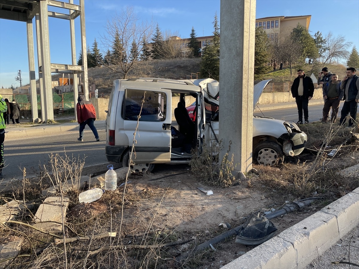 Eskişehir\'de Hafif Ticari Araç Üst Geçide Çarptı: 2 Yaralı