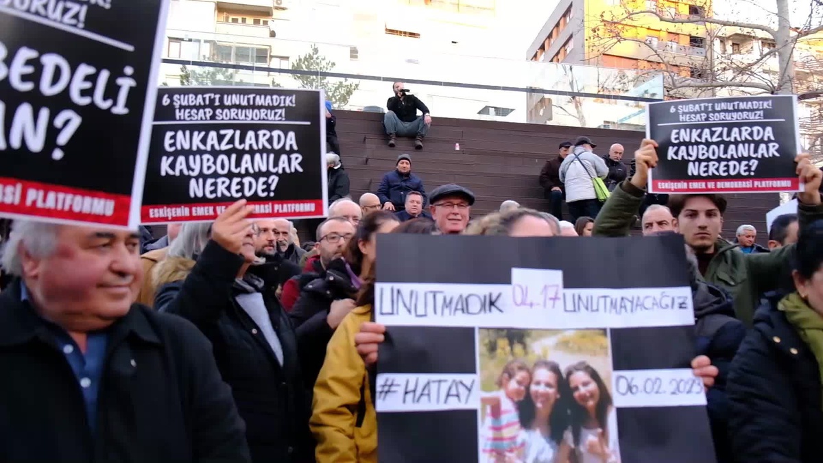 Eskişehir Emek ve Demokrasi Platformu, 6 Şubat depremlerinin yıl dönümünde hayatını kaybedenleri anıyor