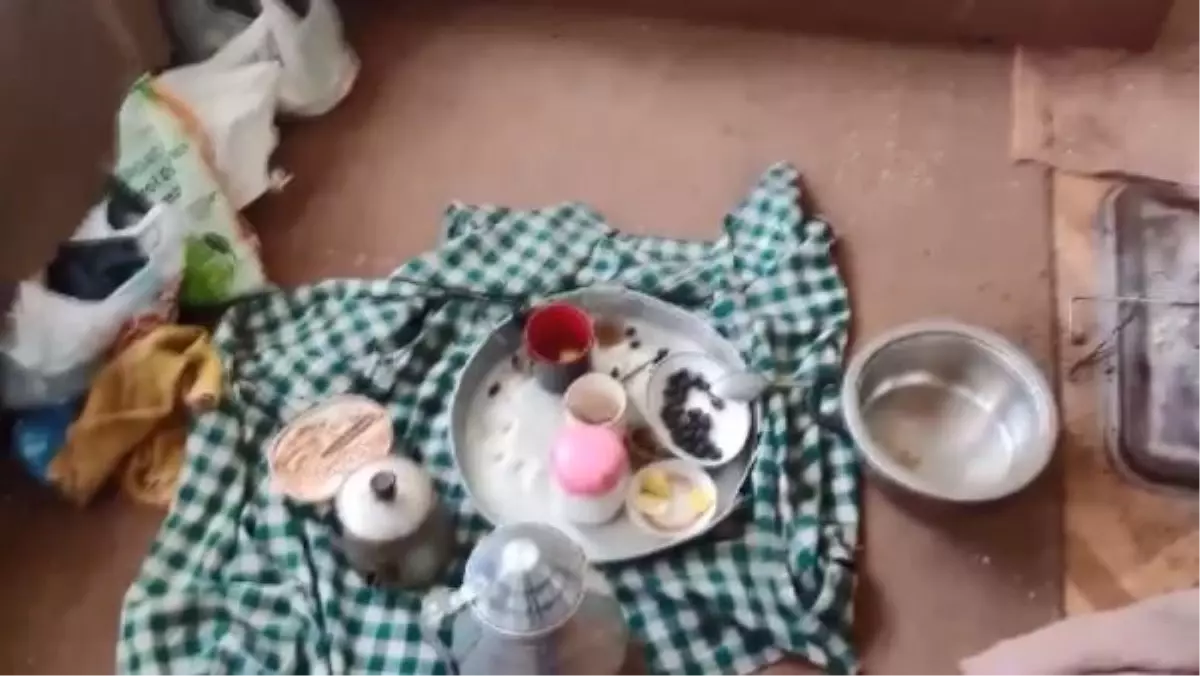 Bursa'da Kötü Koku İhbarı Sonrası Evden 1 Kamyon Dolusu Çöp Çıkarıldı