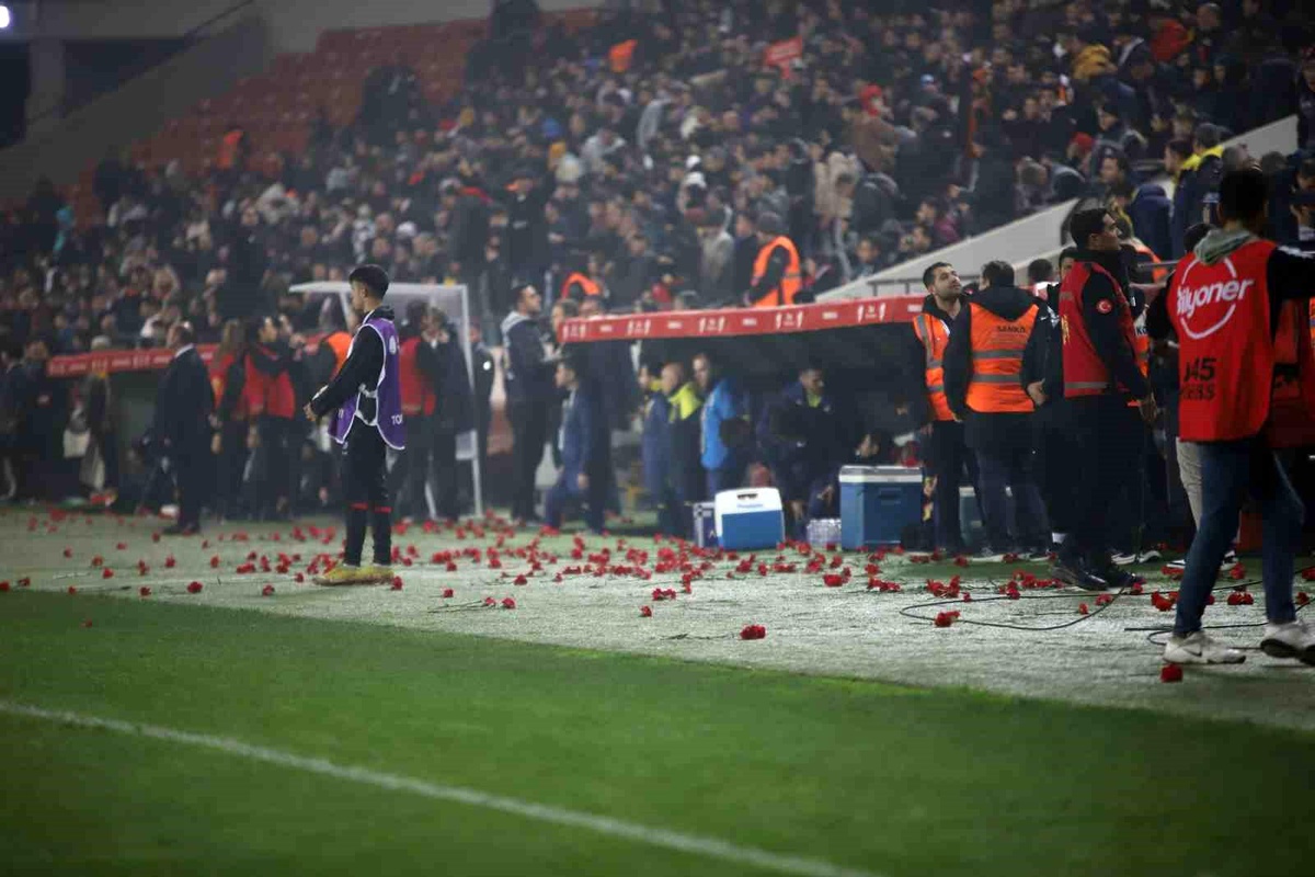 Ziraat Türkiye Kupası\'nda Gaziantep FK-Fenerbahçe maçında deprem şehitleri anıldı