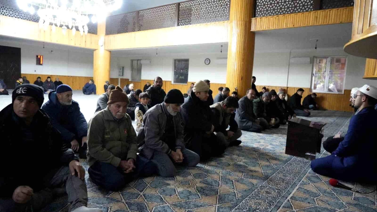 Gaziantep\'te depremden etkilenmeyen camide Miraç Kandili programı düzenlendi