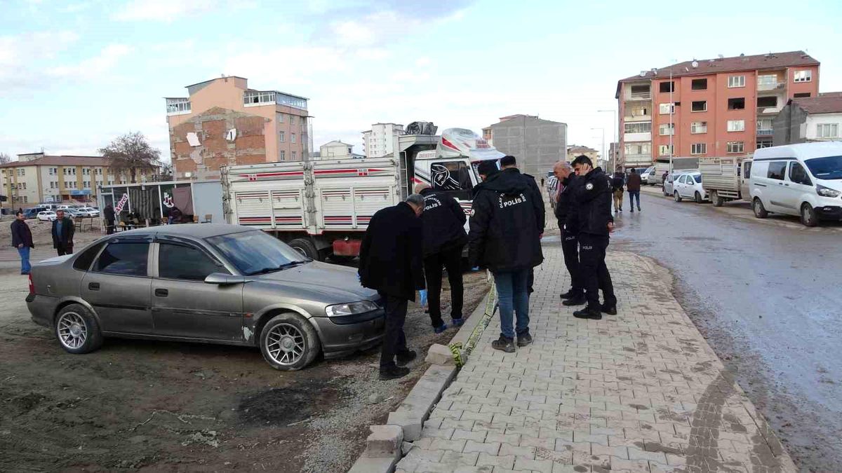 Malatya\'da Arkadaşını Tabancayla Vuran Şahıs Kaçtı