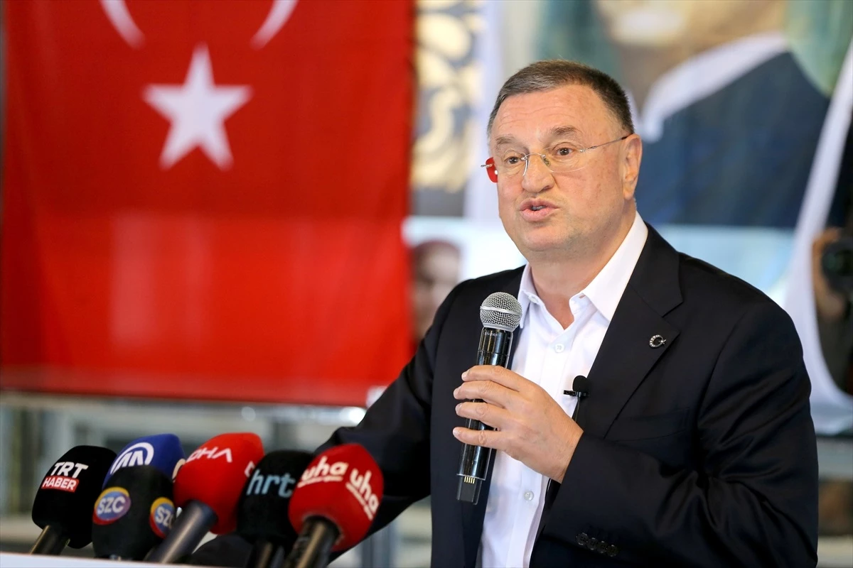 Hatay Büyükşehir Belediye Başkanı Lütfü Savaş, CHP\'den adaylığının devam ettiğini belirtti