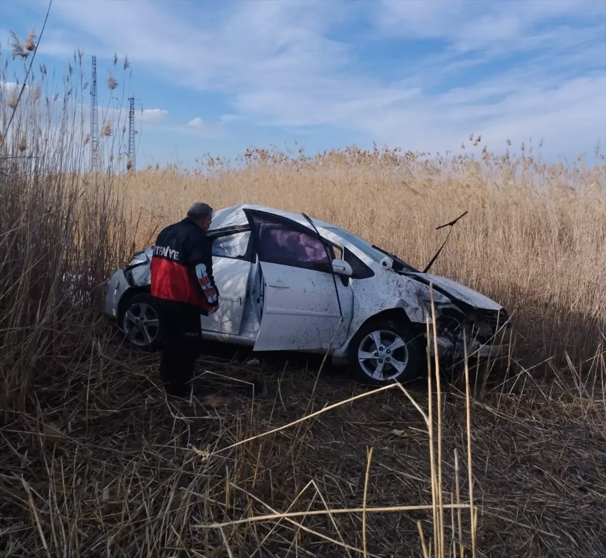 Iğdır\'da devrilen otomobilin içinde sıkışan sürücü itfaiye ekiplerince çıkarıldı