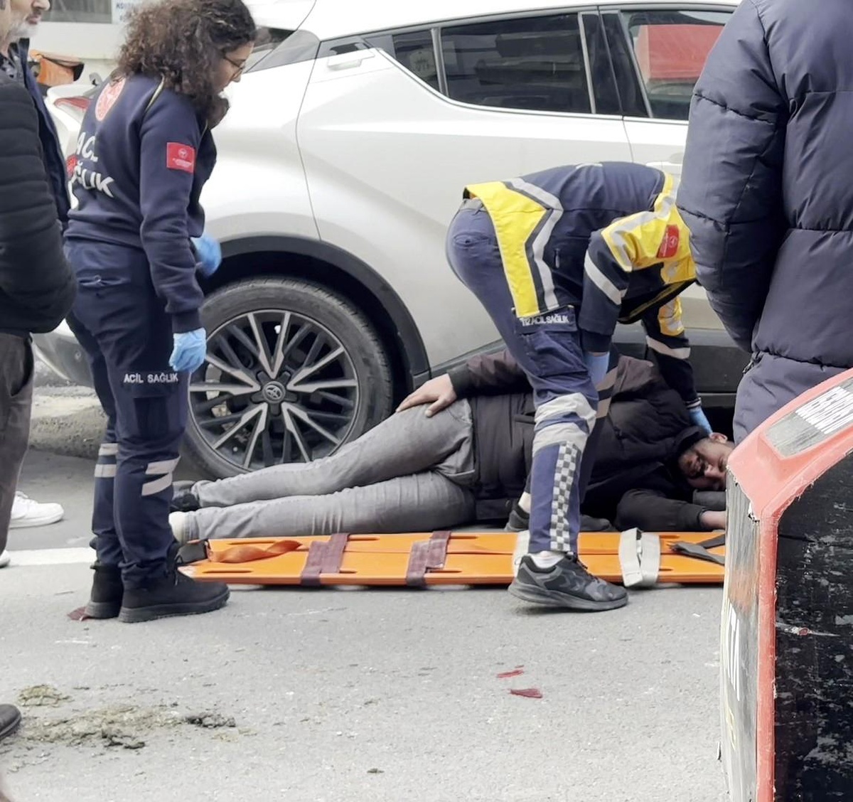 Arnavutköy\'de Motosikletli Kurye Kaza Geçirdi