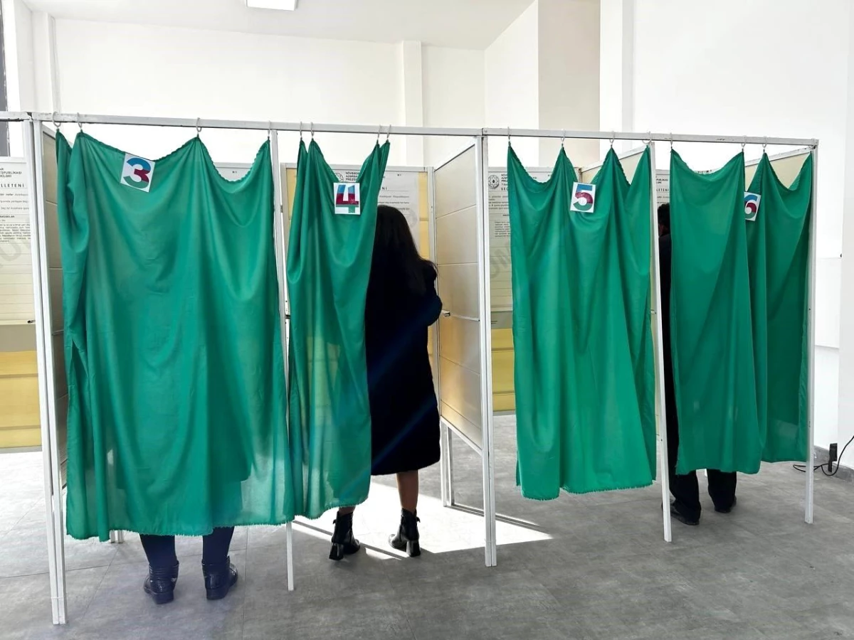 Azerbaycan\'da Fuzuli\'de erken cumhurbaşkanlığı seçimi için sandık başına gidildi