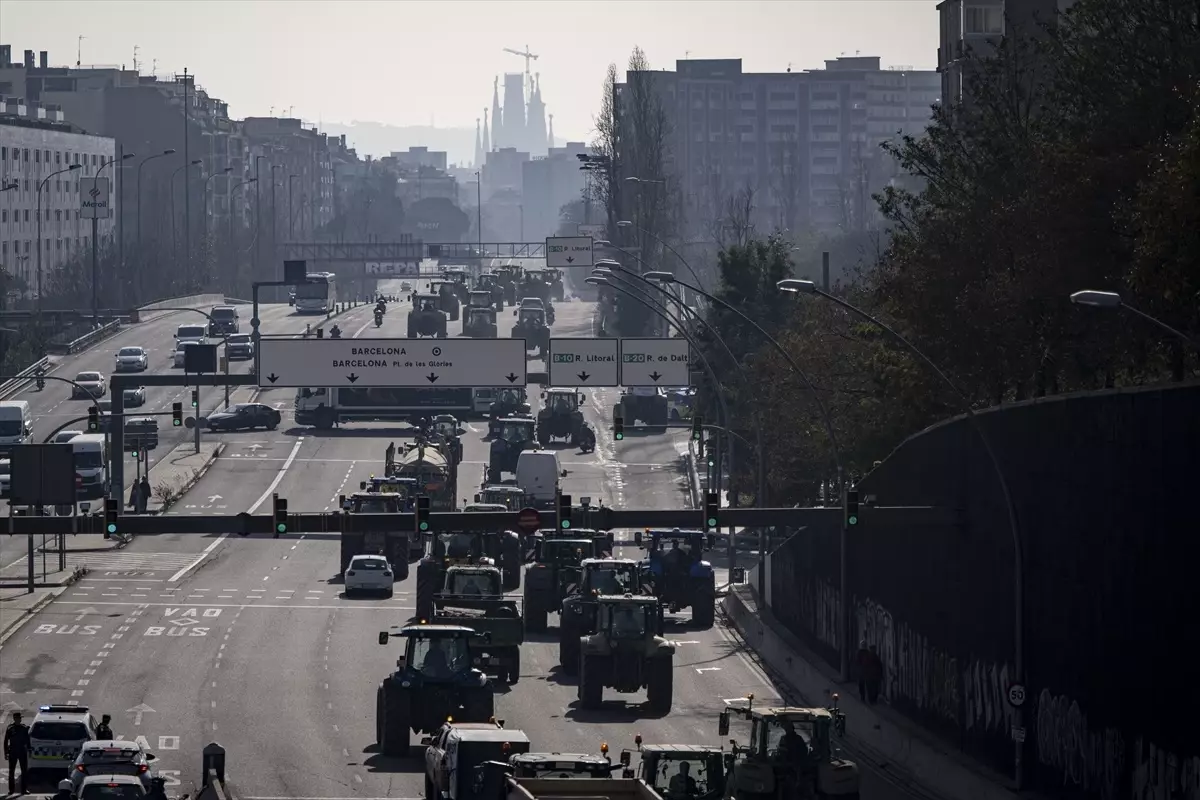 İspanya\'da çiftçilerin protestoları trafiği felç etti