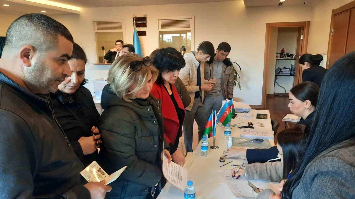 Azerbaycan vatandaşları İstanbul Başkonsolosluğu\'nda oy kullanmak için sandık başına gitti